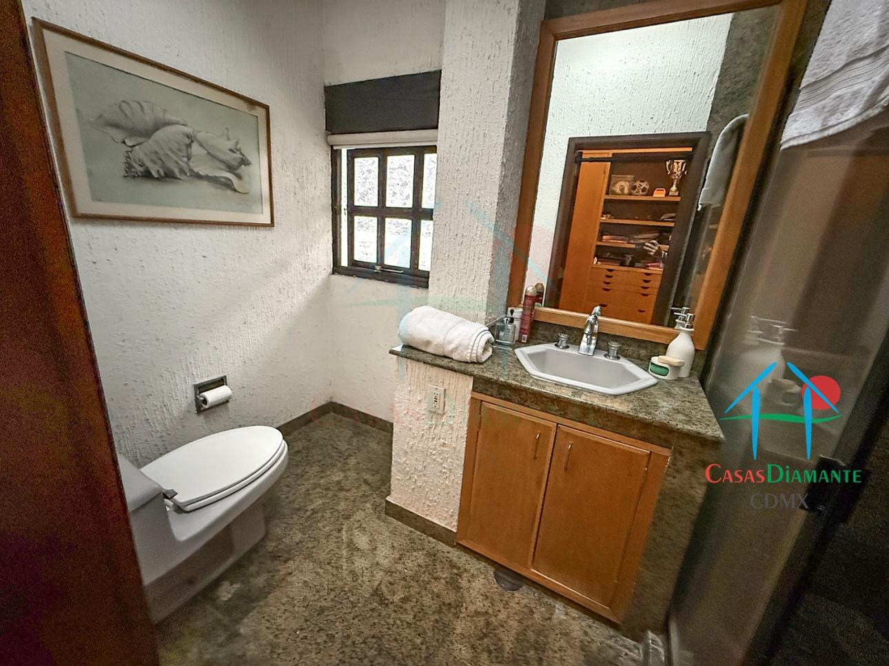Casa en Venta en Interlomas con Jardín, Cava y 4 Recámaras - 14