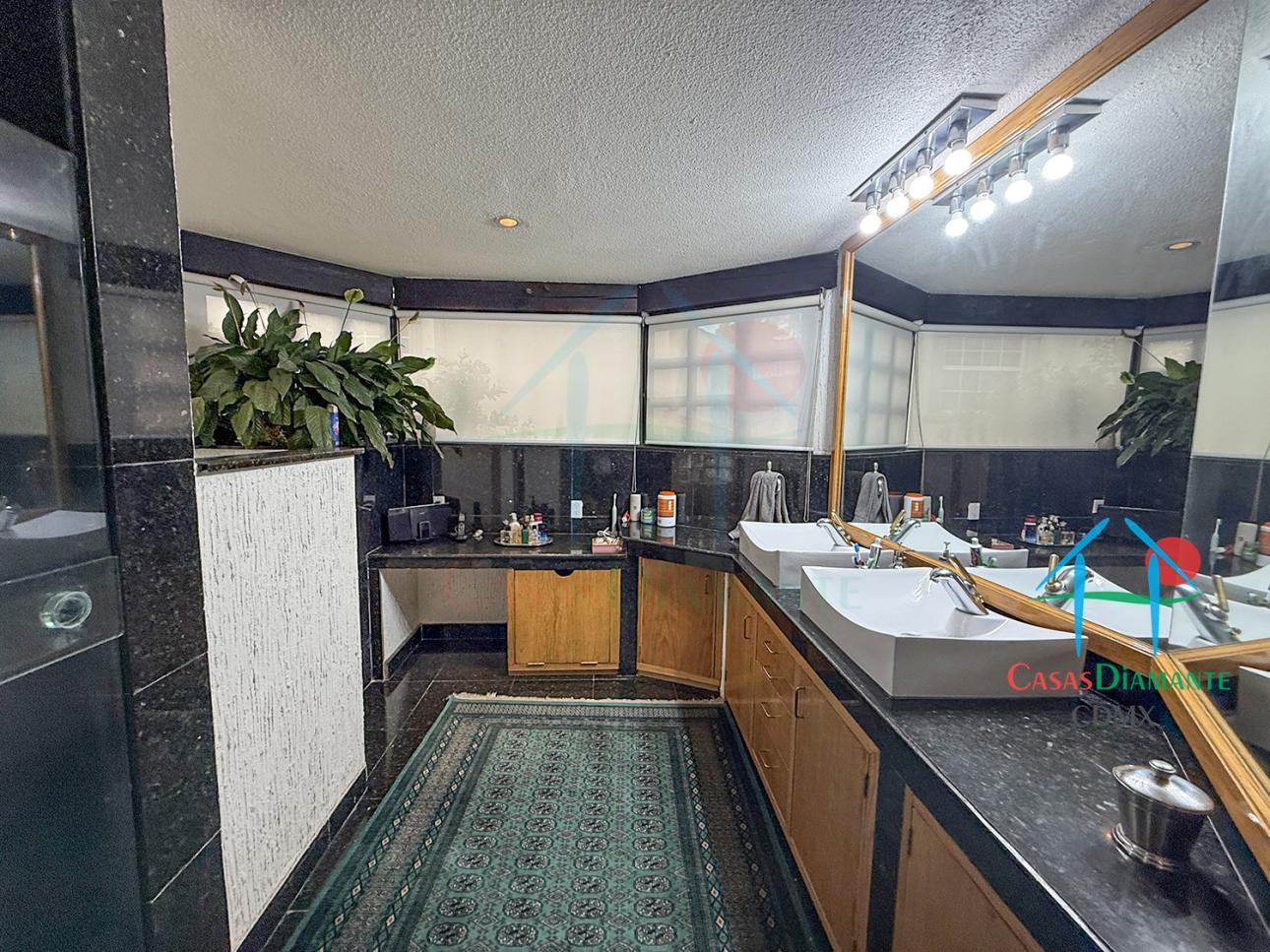 Casa en Venta en Interlomas con Jardín, Cava y 4 Recámaras - 16