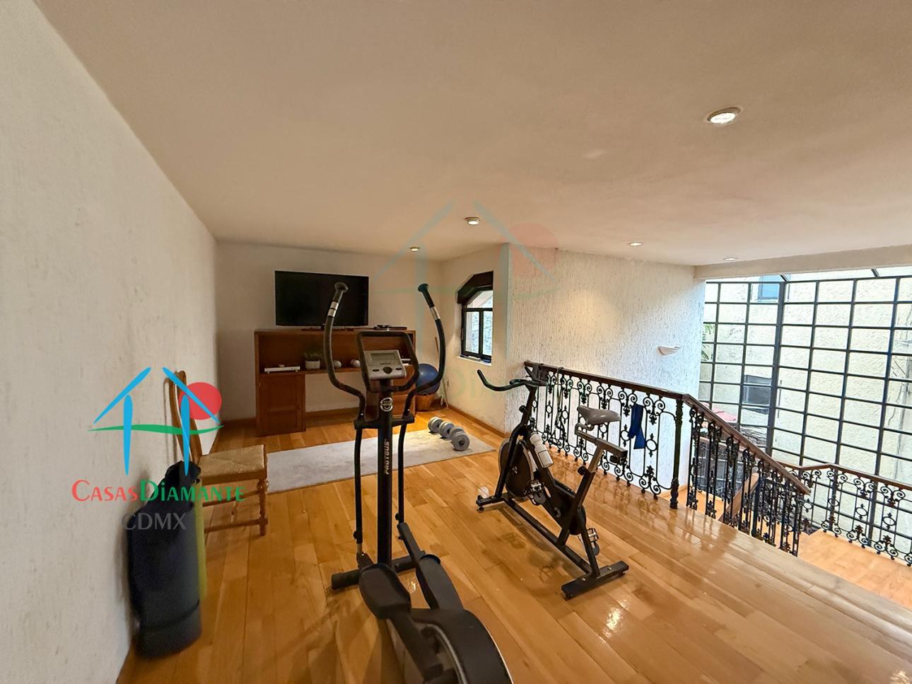 Casa en Venta en Interlomas con Jardín, Cava y 4 Recámaras - 17