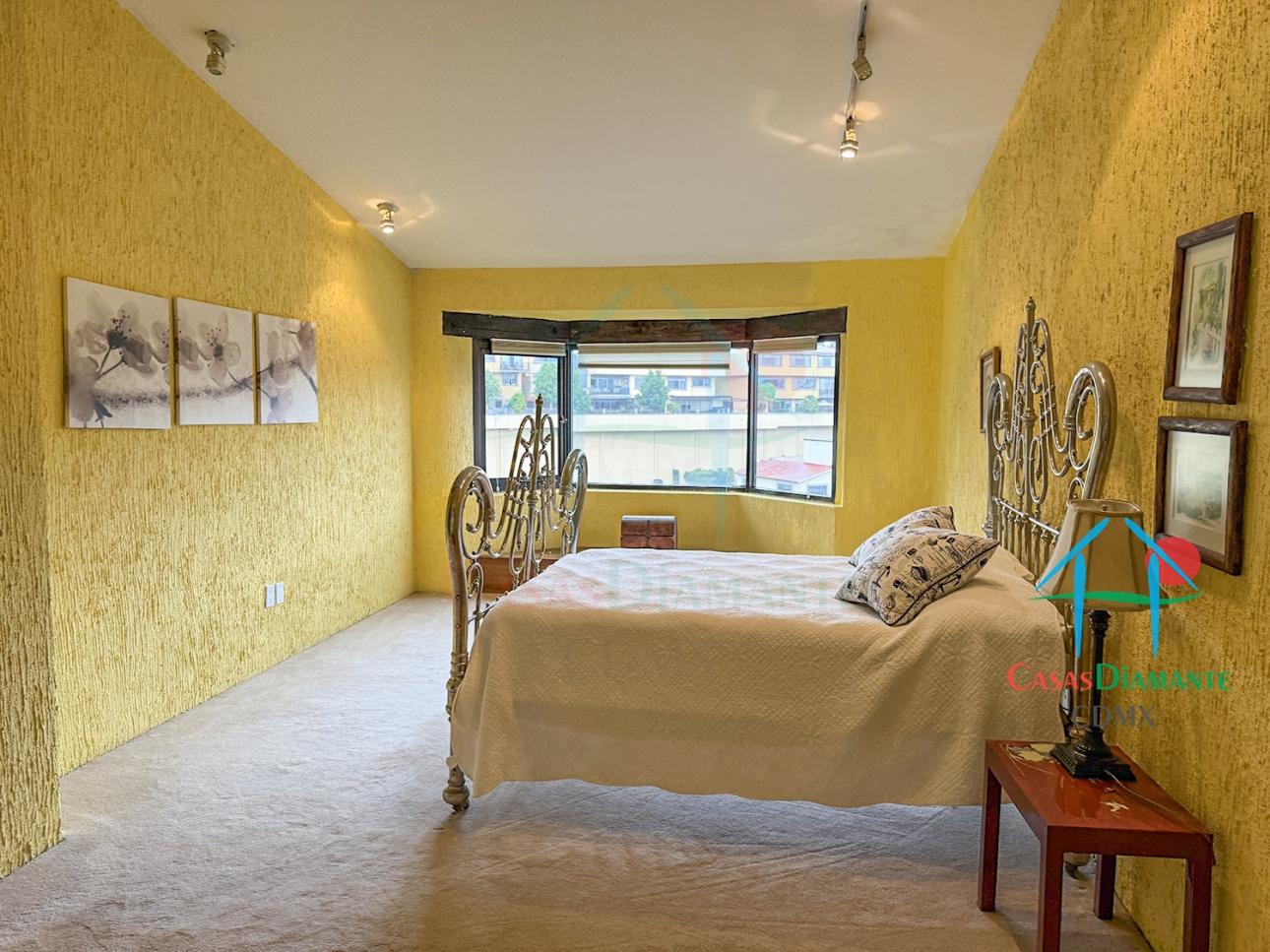 Casa en Venta en Interlomas con Jardín, Cava y 4 Recámaras - 19
