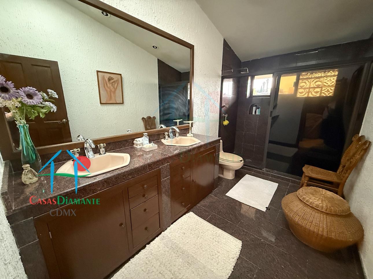 Casa en Venta en Interlomas con Jardín, Cava y 4 Recámaras - 20