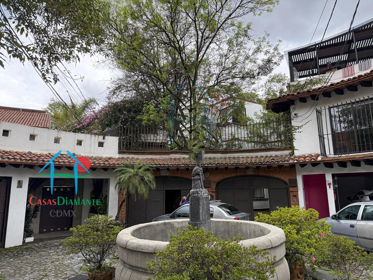 Casa En Venta En Tlacopac Con Potencial Renovación Moderna — foto 2