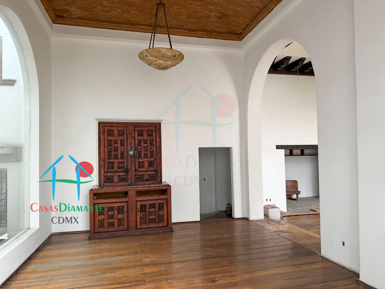 Casa En Venta En Tlacopac Con Potencial Renovación Moderna — foto 5