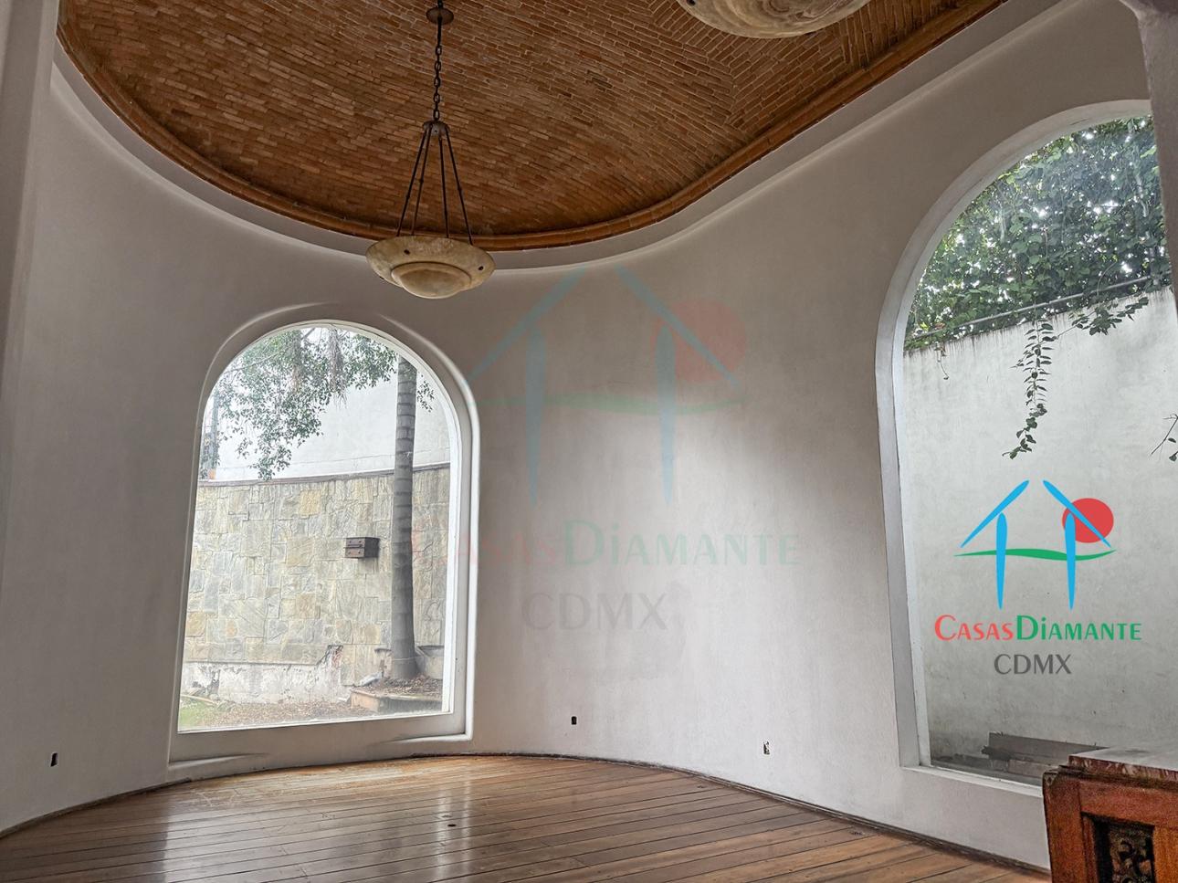 Casa En Venta En Tlacopac Con Potencial Renovación Moderna — foto 4