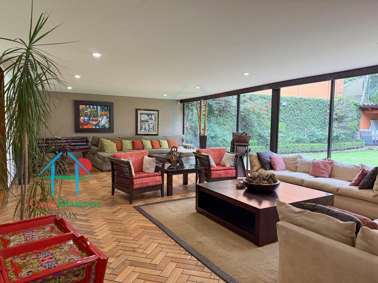 Casa Amplia en Venta con Jardín, Gym y 4 Recámaras - 1