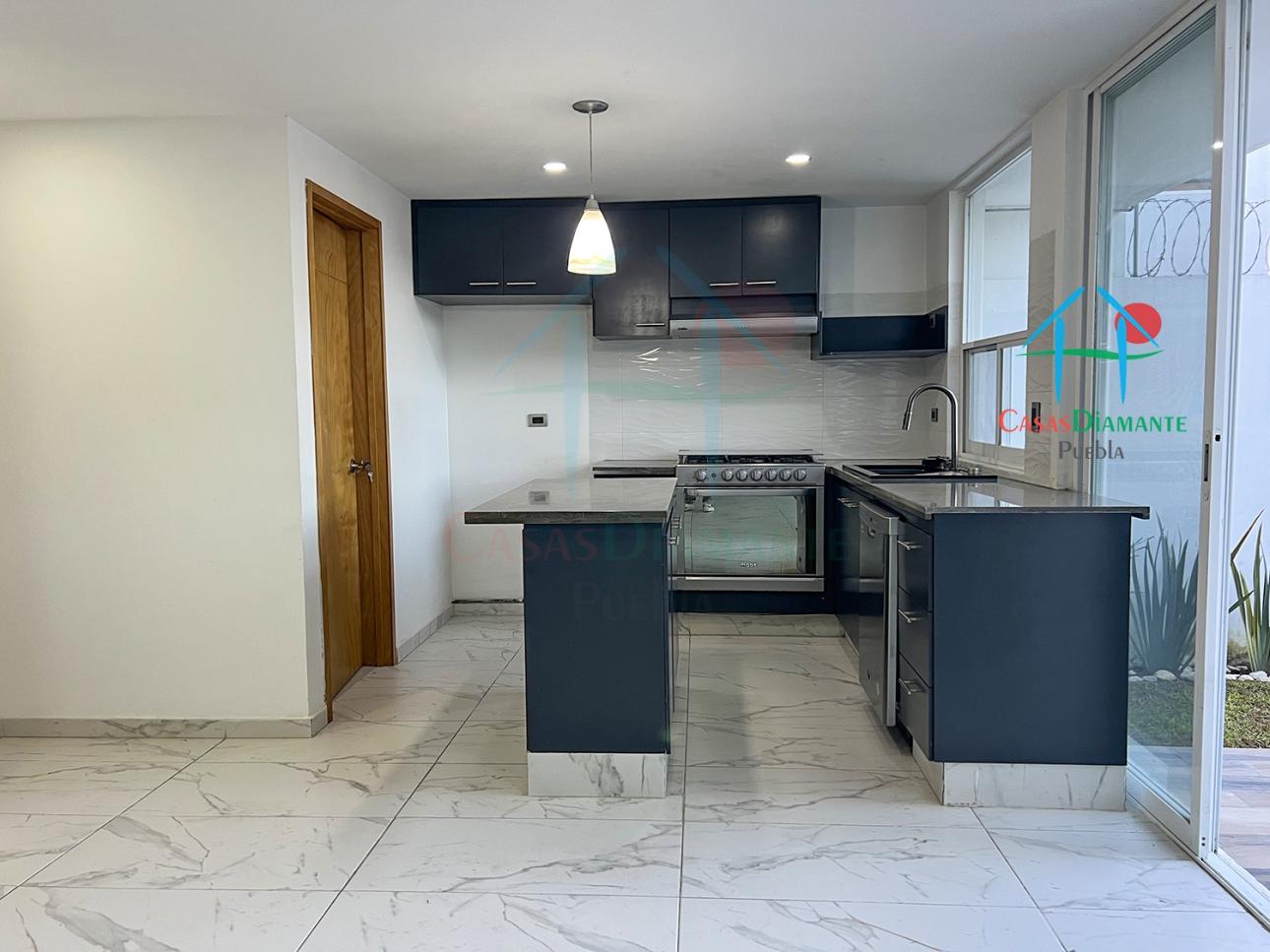 Casa 3 niveles con jardín, 3 recámaras, sala TV, family room - 2