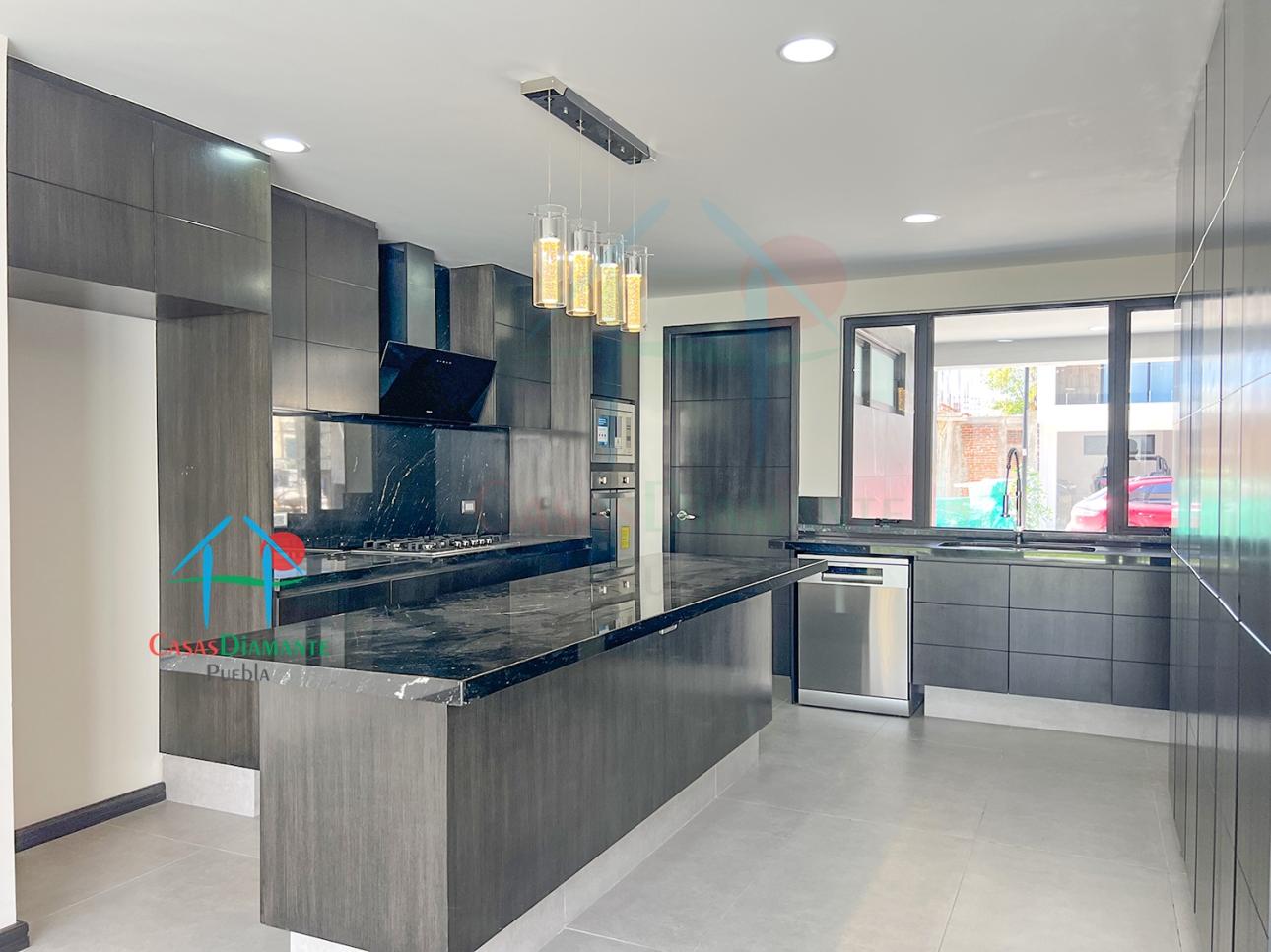 Casa Moderna de 3 Niveles con Roof Garden y Jardín — foto 8