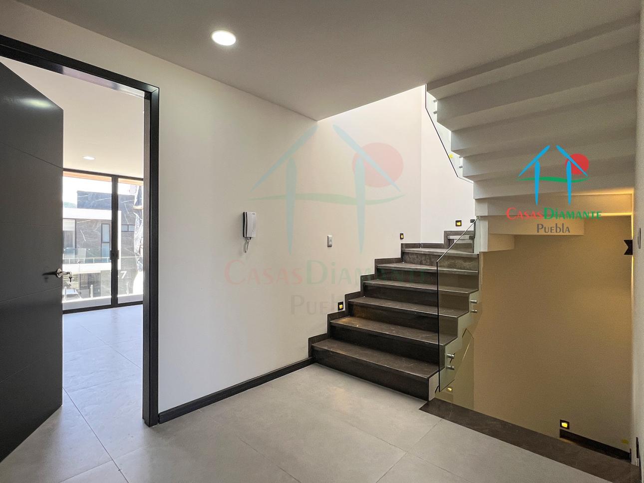 Casa Moderna de 3 Niveles con Roof Garden y Jardín — foto 11