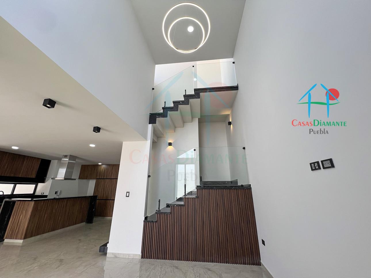 Casa con jardín privado, roof garden, sala de TV — foto 4