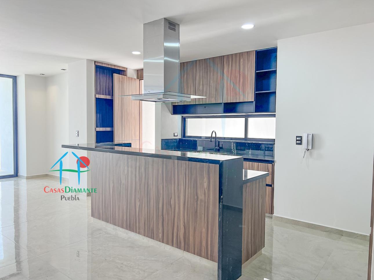 Casa con jardín privado, roof garden, sala de TV — foto 6