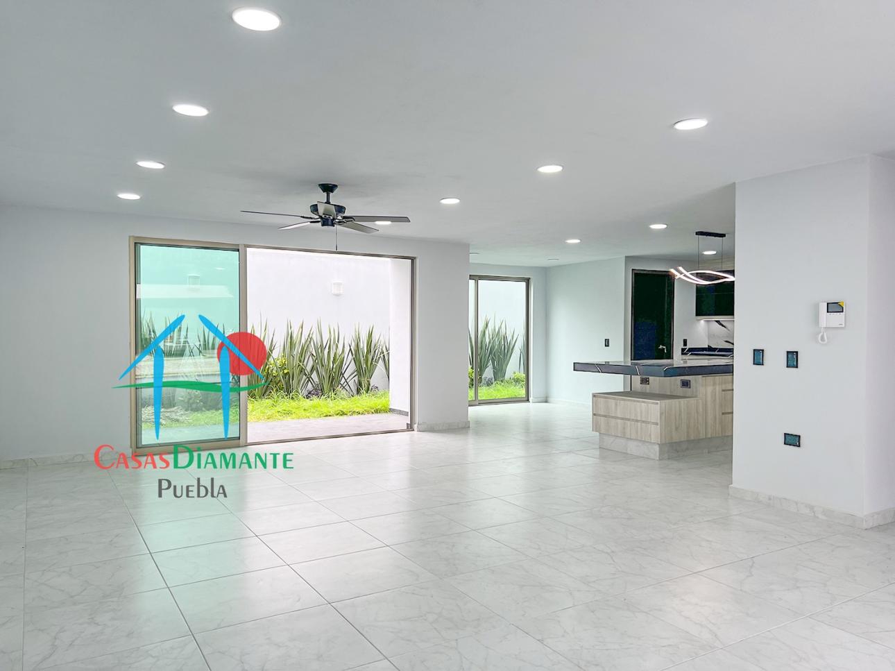 Casa con Roof Garden, Jardín y 4 Recámaras en 3 Niveles