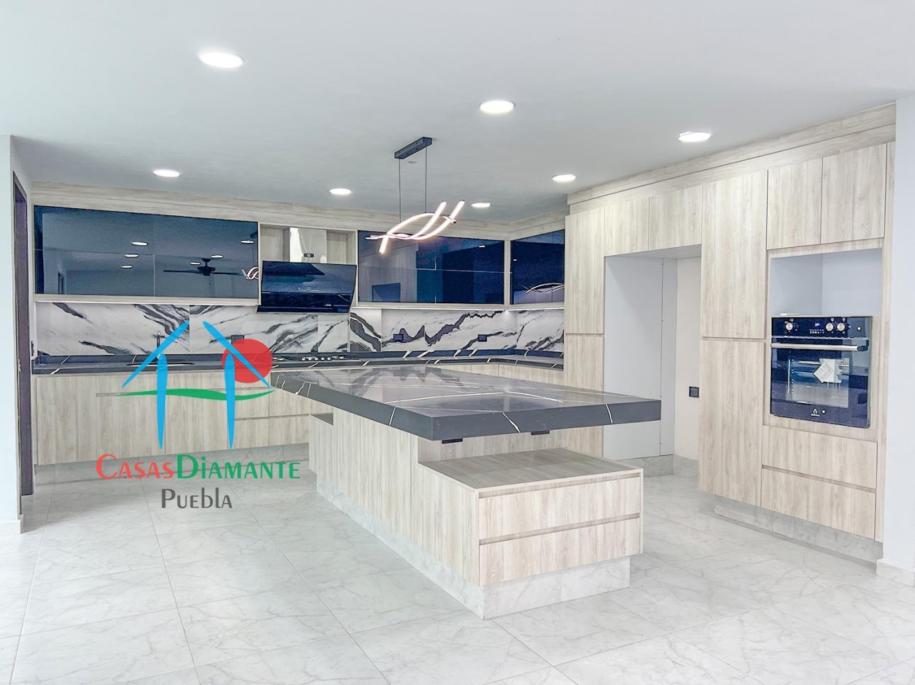 Casa con Roof Garden, Jardín y 4 Recámaras en 3 Niveles — foto 5