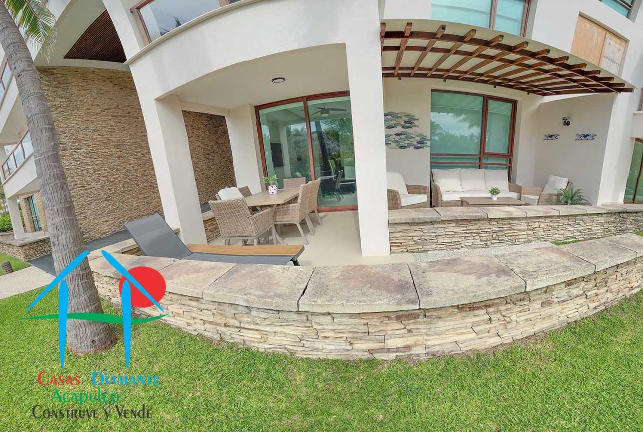 Depa de playa con terraza y jardín privado — foto 7