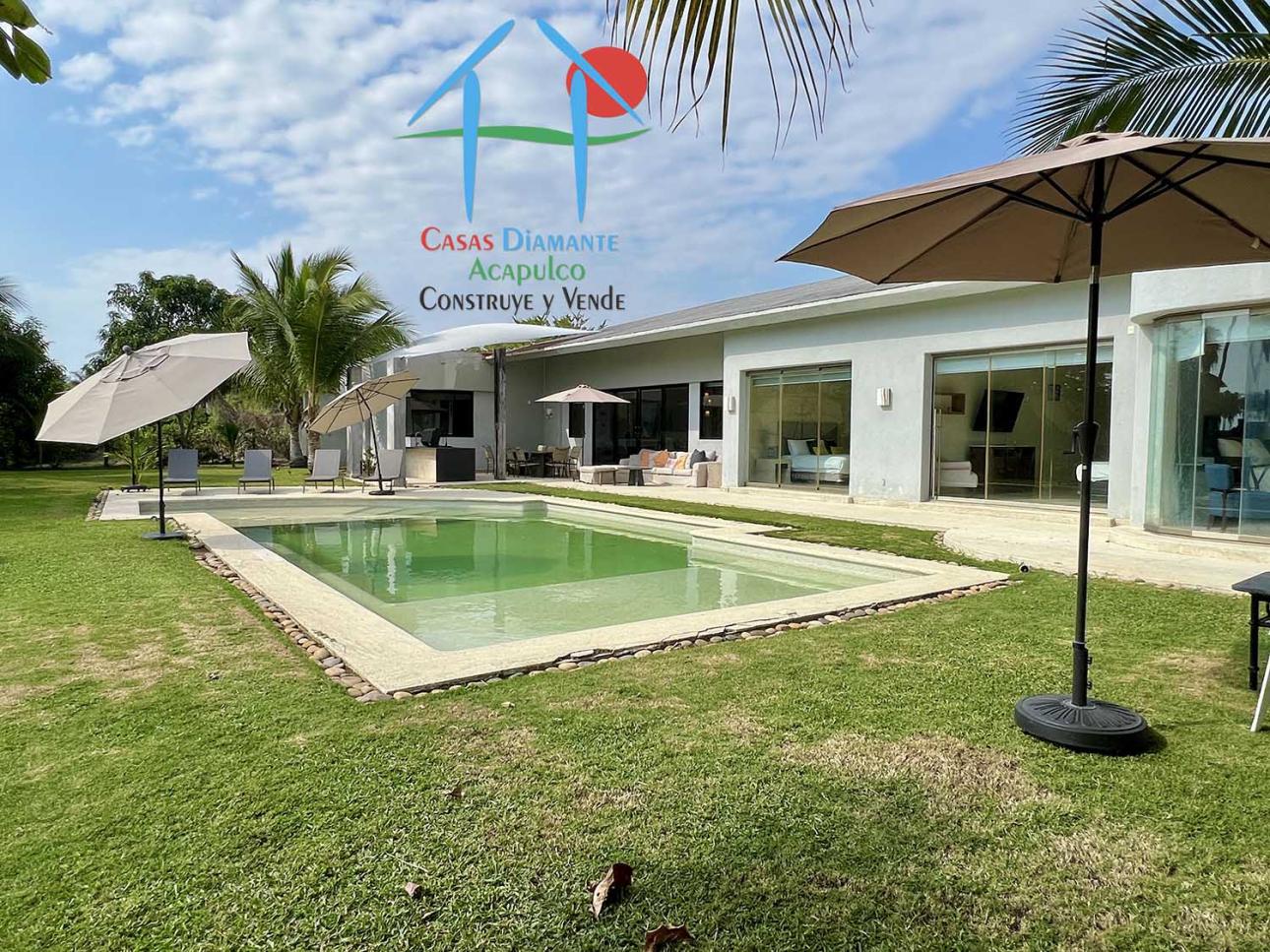 Terraza, vista a la laguna, jardín con alberca y family room