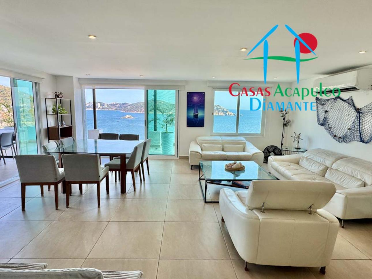 Terraza en forma de L, jacuzzi y vista al mar