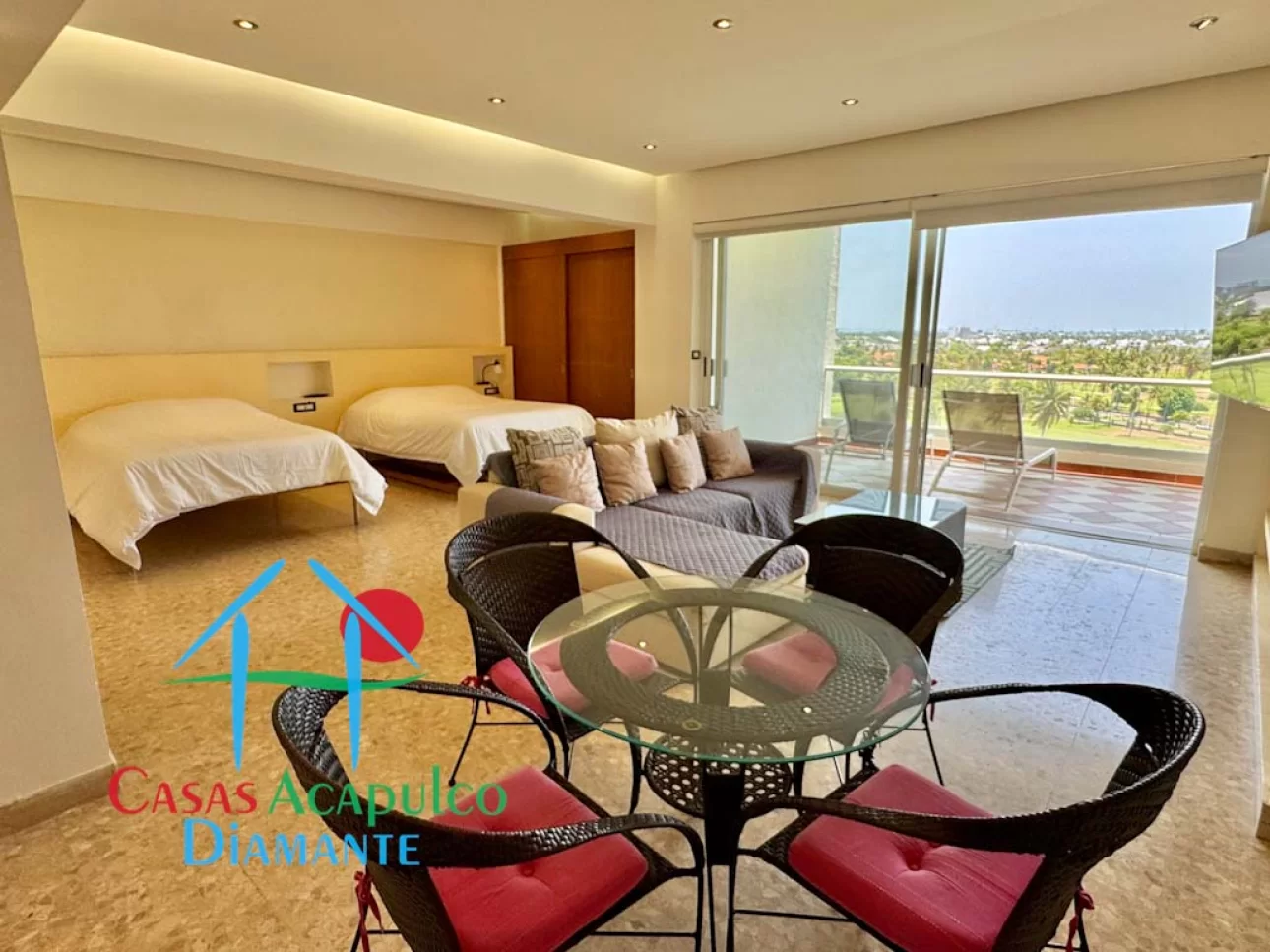 Terraza con vista al campo de golf y vista parcial al mar