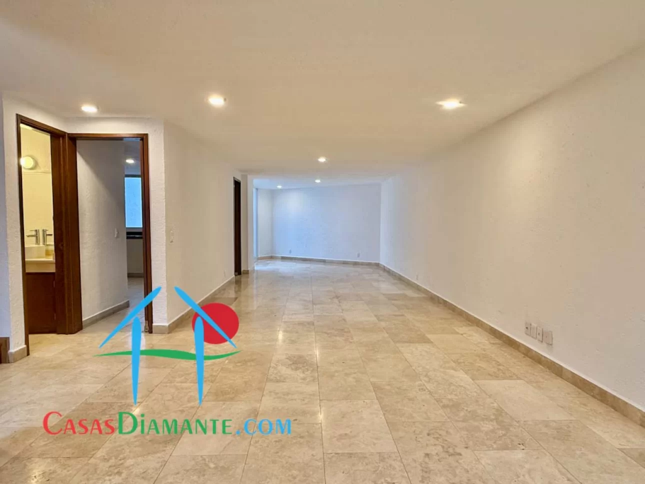Casa en privada con 4 recámaras y terraza interior - 3