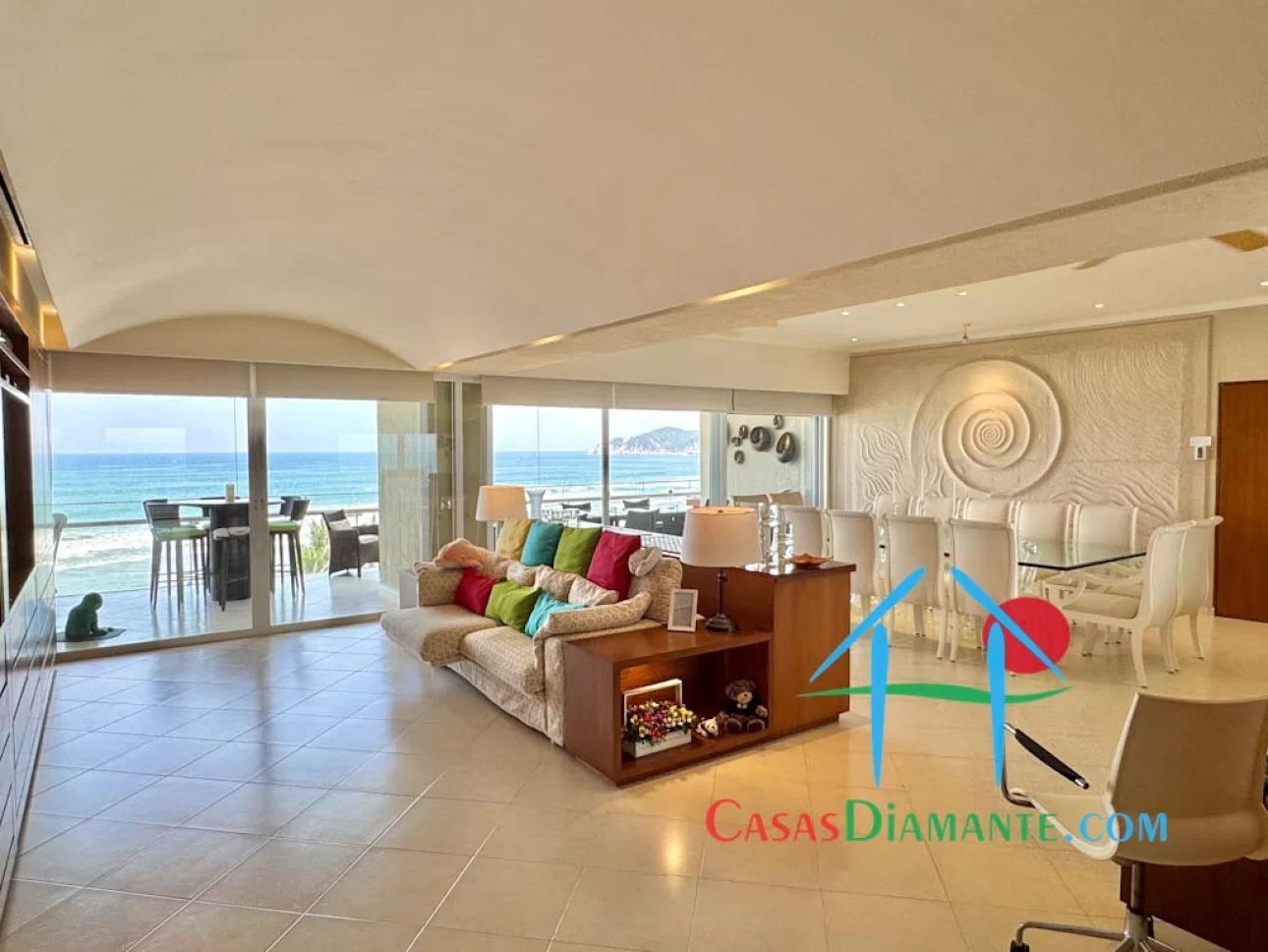 A pie de playa con 7 recámaras y terraza con vista al mar