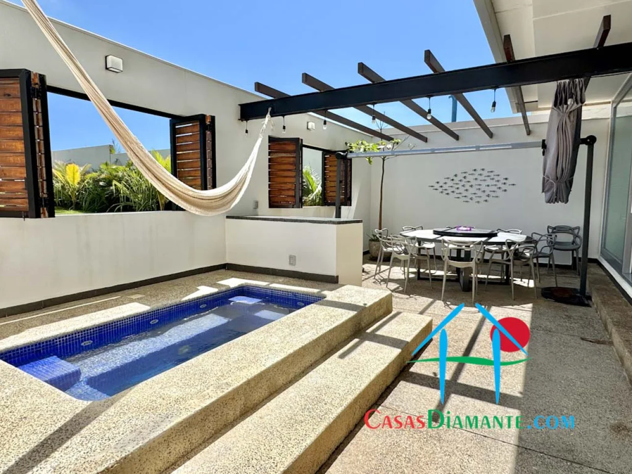 De playa con terraza, jacuzzi privado y salida al mar