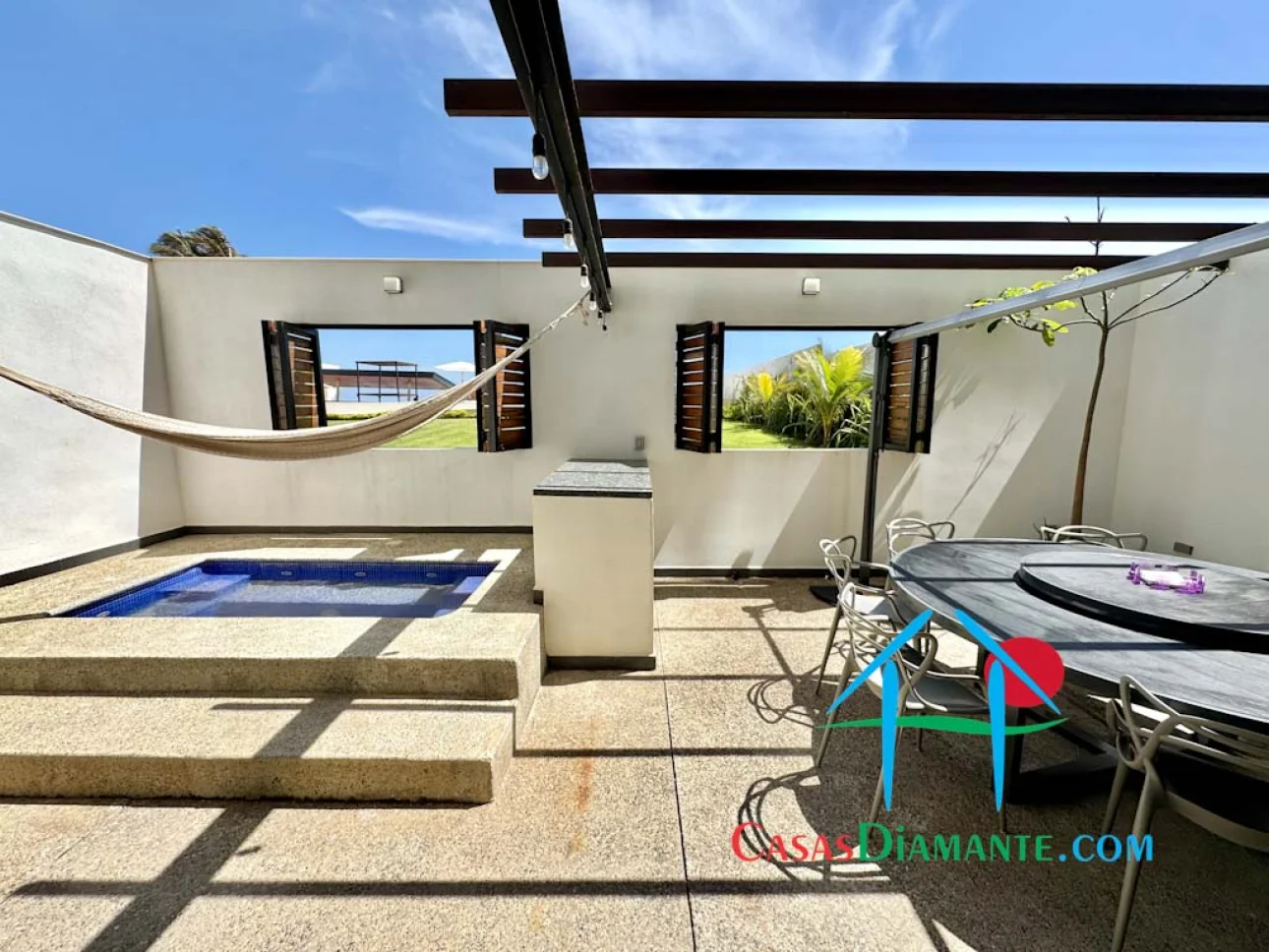 De playa con terraza, jacuzzi privado y salida al mar — foto 2