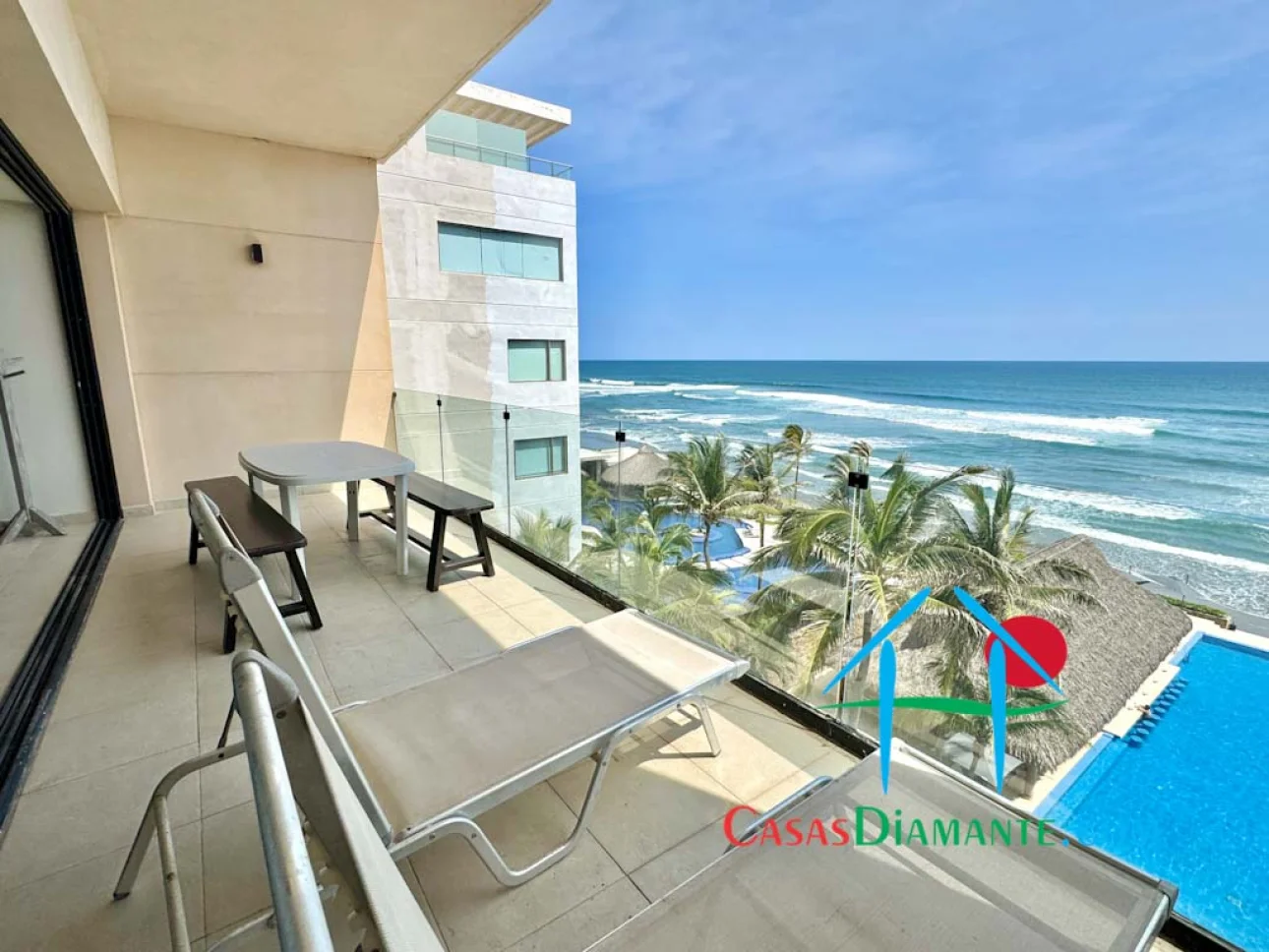 A pie de playa con terraza y vista frontal al mar - 8